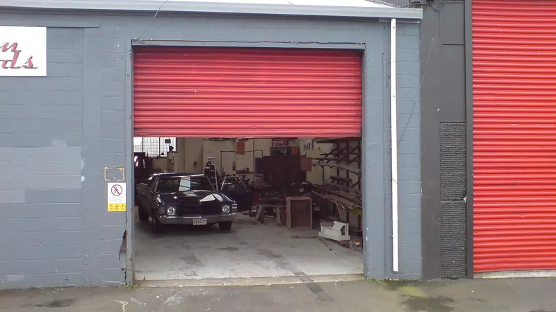 Garagentor klemmt: Geöffnetes Rolltor einer Garage mit Blick ins Innere